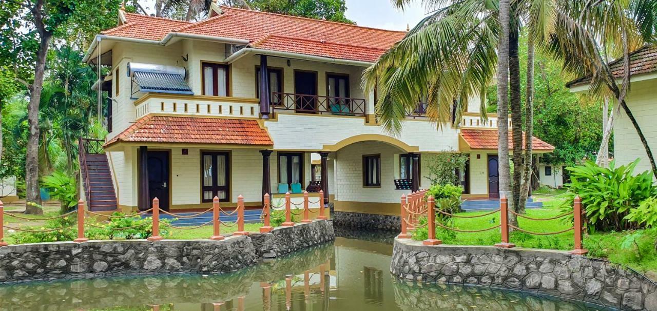The World Backwaters, Alleppey Resort Kumarakom